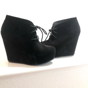 Only wore A couple times! In great condition